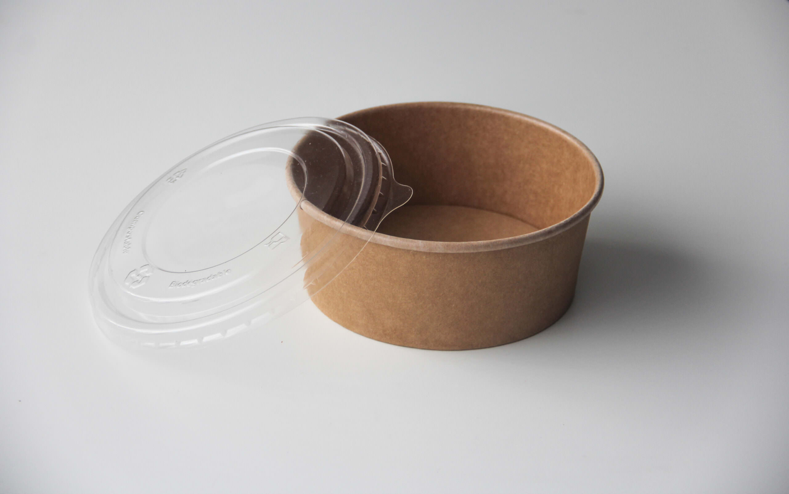 Recipiente de cartón bio, redondo, 750ml, Ø150mm Biopacksystems es ahora Bionatic Spain, especialistas en envases ecológicos para alimentación desde 2010. La primera tienda online de envases ecológicos, biodegradables y compostables de calidad. Bionatic Spain ofrece una gama de productos ecológicos y 100% biodegradables a empresas de catering, restaurantes, truck food. Los envases de Bionatic Spain, son perfectos para take away, para llevar la comida que sobra en el restaurante y para comida para llevar en general. Los productos de biopacksystems y Bionatic Spain, son de calidad garantizada y con todos los certificados que exige la comunidad europea.